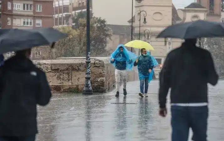 أمطار غزيرة في شرق إسبانيا تغلق مدارس ومكتبات
