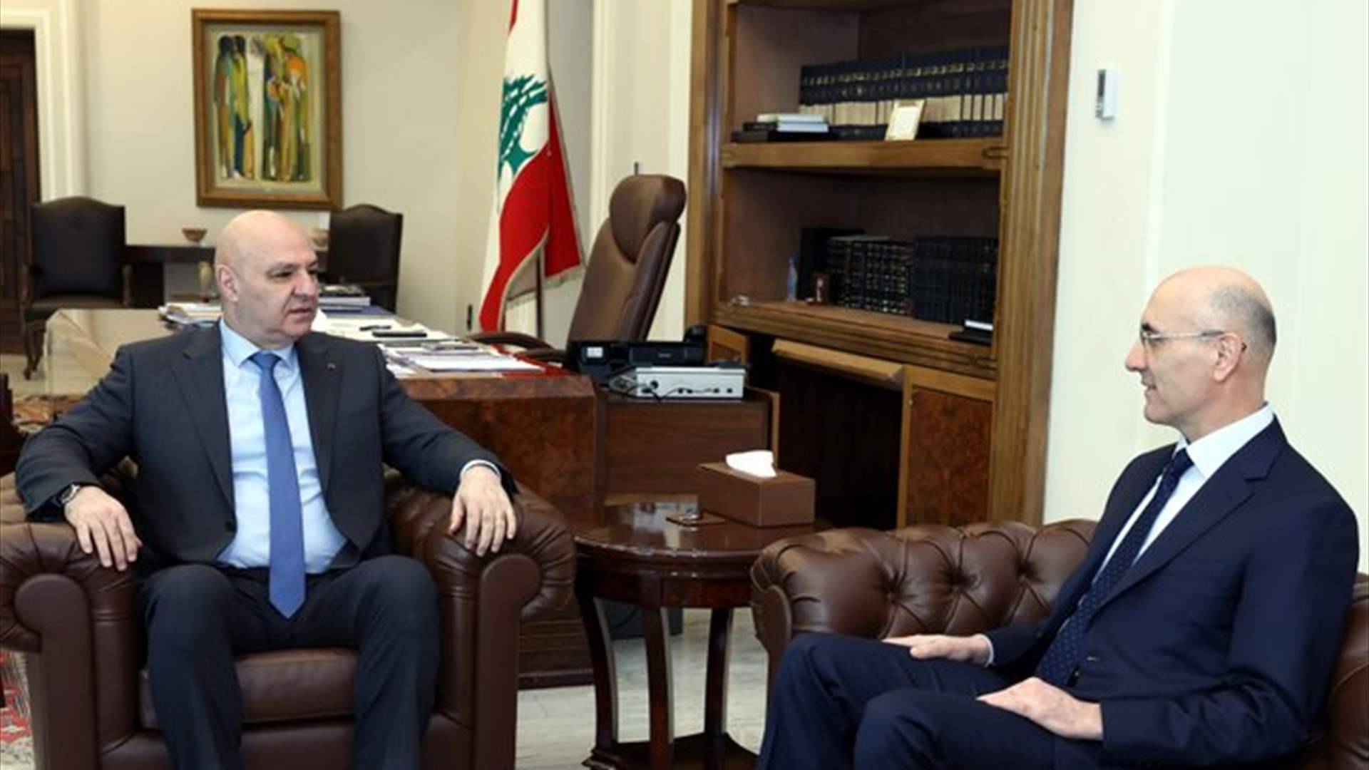 الرئيس عون شدد مع الحجار على اجراء الانتخابات في موعدها