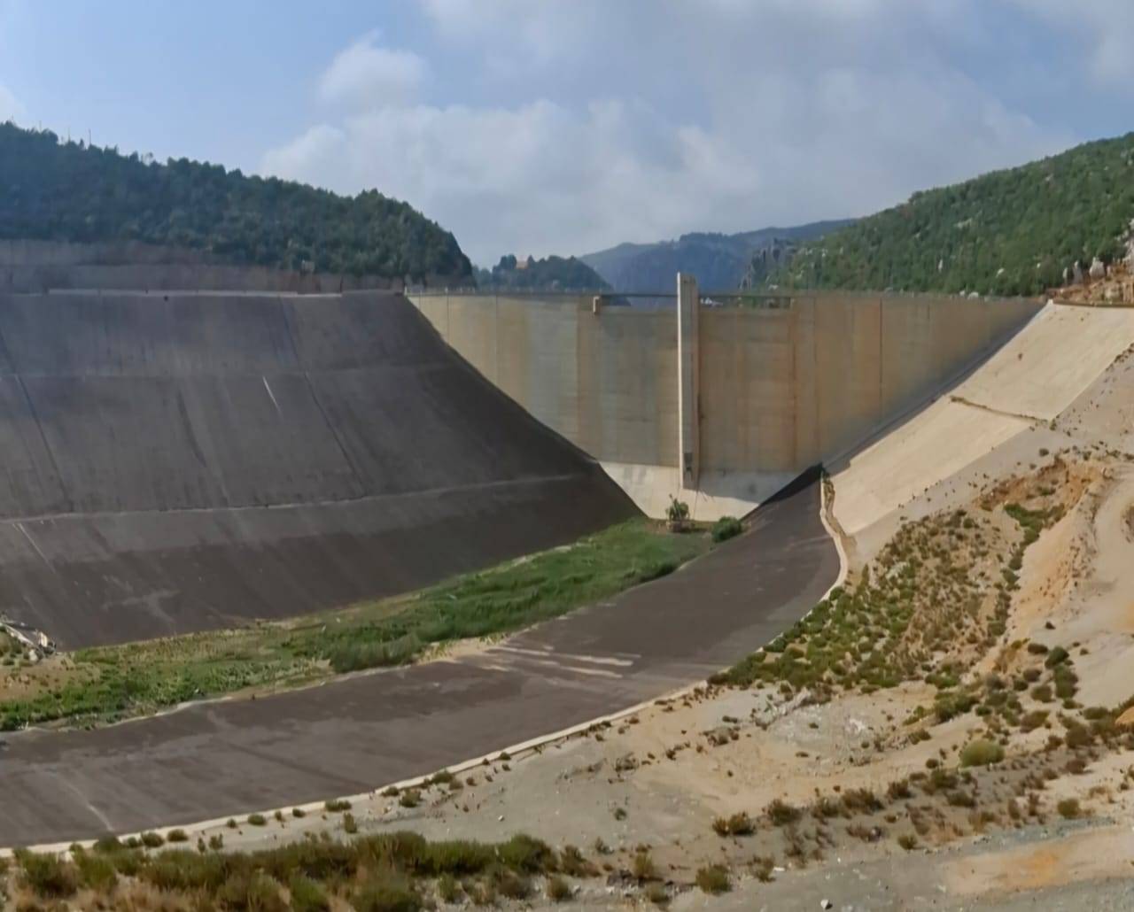 لبنان بين السدود والأوهام... أزمة المياه الجوفيّة تحت ستار التضليل السياسي