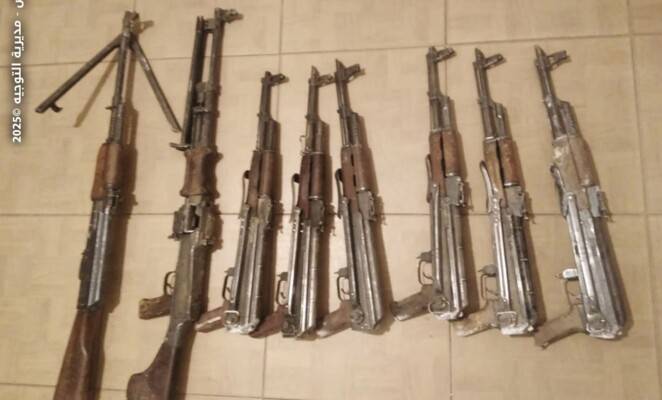 الجيش: توقيف شخصين لاتّجارهما
بالأسلحة والذخائر ومصادرة كمية منها