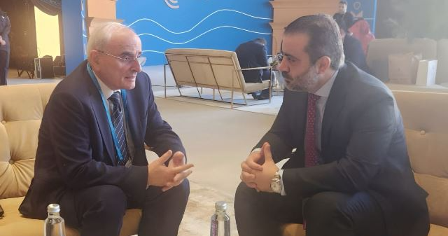 لقاء بين وزير الدفاع ووزير الخارجية السوري في العُلا.. وبحثُ في ترسيم الحدود بين البلدين