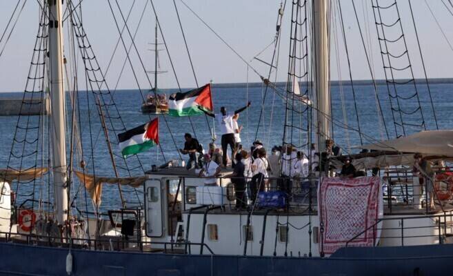 البحرية "الإسرائيلية" بدأت عملية السيطرة على أسطول الصمود واعتقلت مشاركين