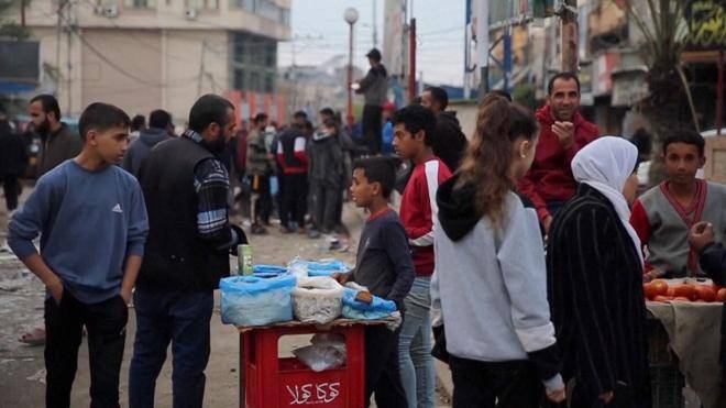 أهل غزة يحتفلون بعد رد حماس على اقتراح وقف الحرب