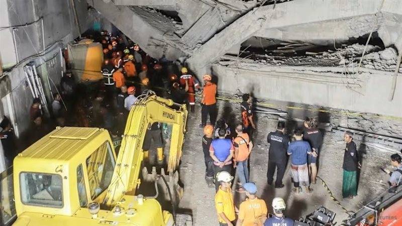انهيار مدرسة في إندونيسيا.. 5 قتلى وعشرات العالقين