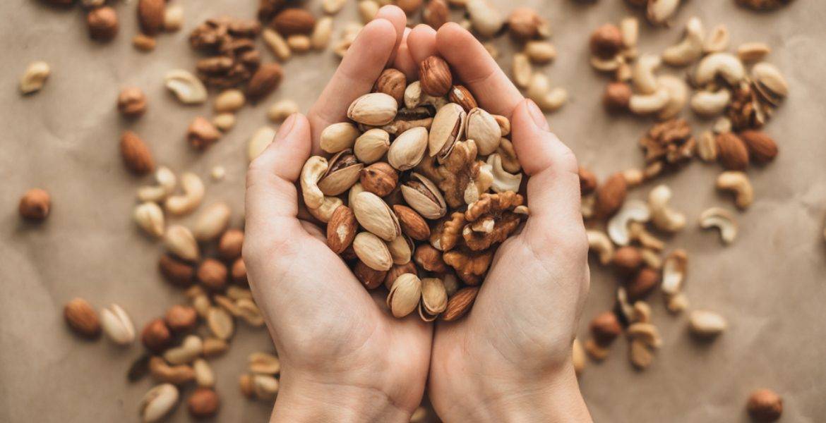 المكسرات والسمنة: لماذا لا تؤدي الدهون الصحيّة إلى زيادة الوزن؟