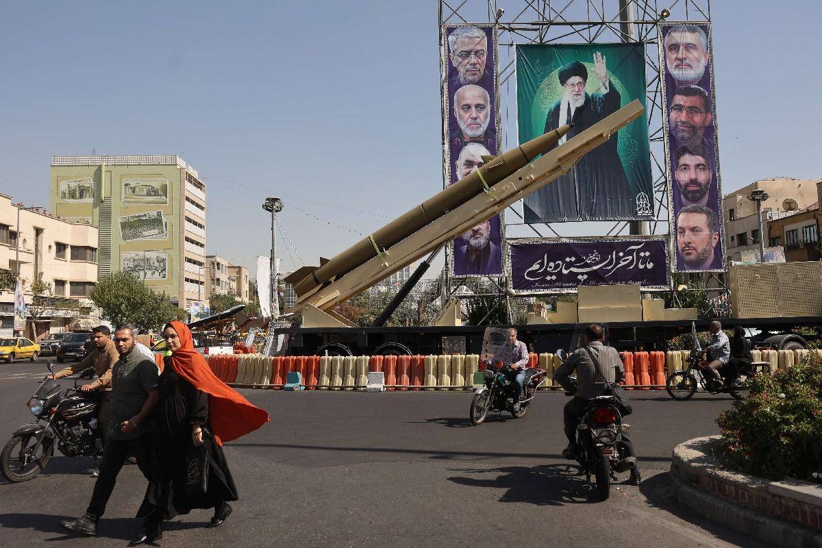 الحرس الثوري يلوح بزيادة مدى الصواريخ الإيرانية