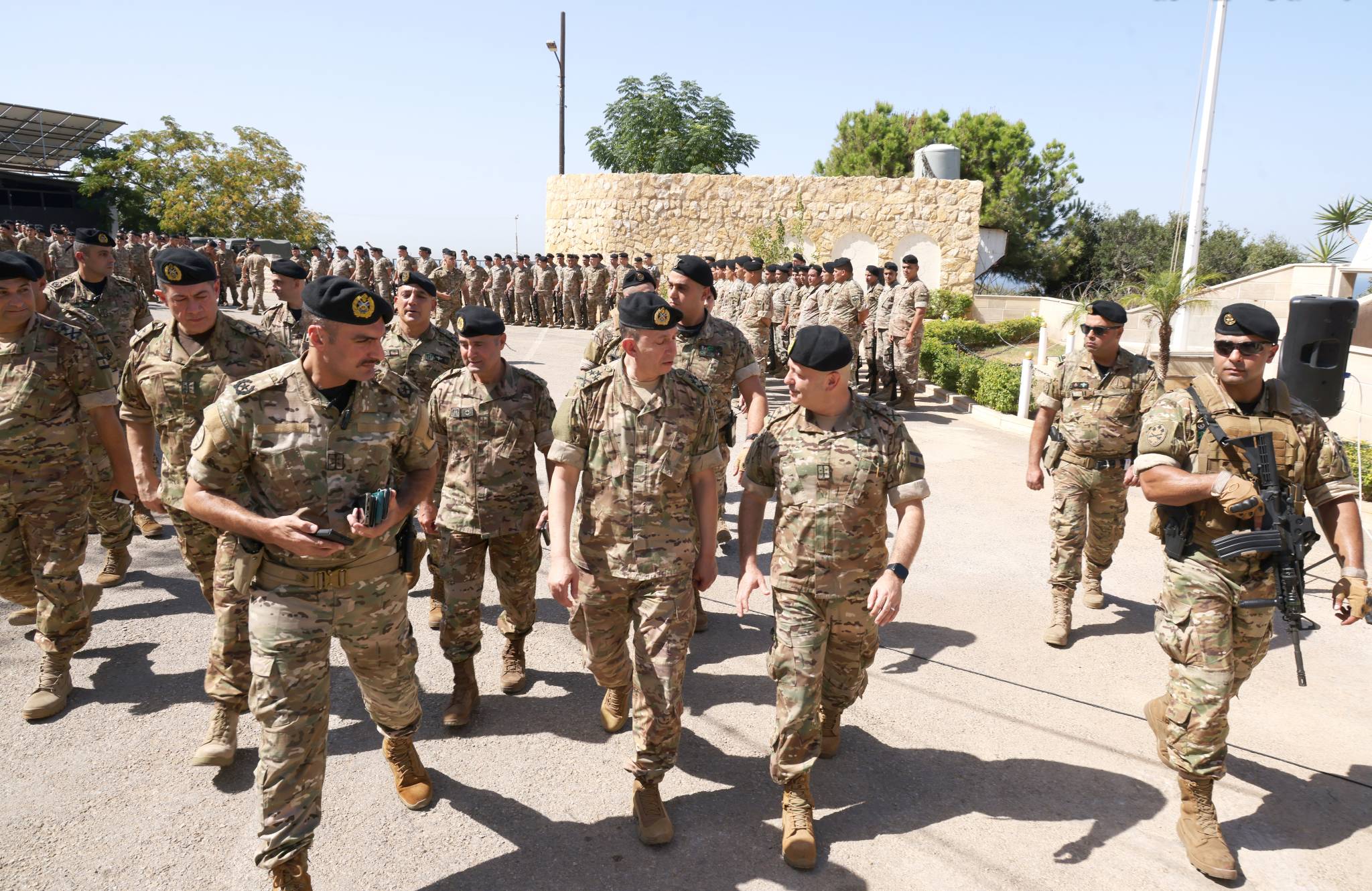 جلسة ملغمة لمجلس الوزراء غداً
تعزيزات جديدة للجيش الى الجنوب... وقاسم يشيد بحكمة المؤسسة العسكرية
ازمة قانون الانتخابات مفتوحة... وتعطيل التشريع يهدد عمل الحكومة