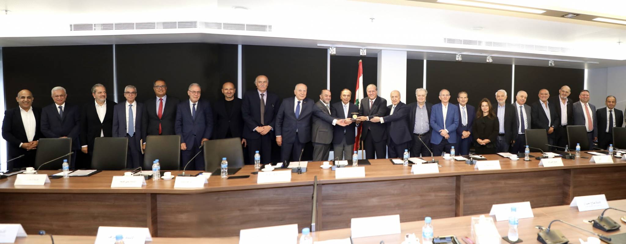 الهيئات الاقتصادية تُكَرِّم مارون الحلو

لانتخابه رئيساً للرابطة المارونية