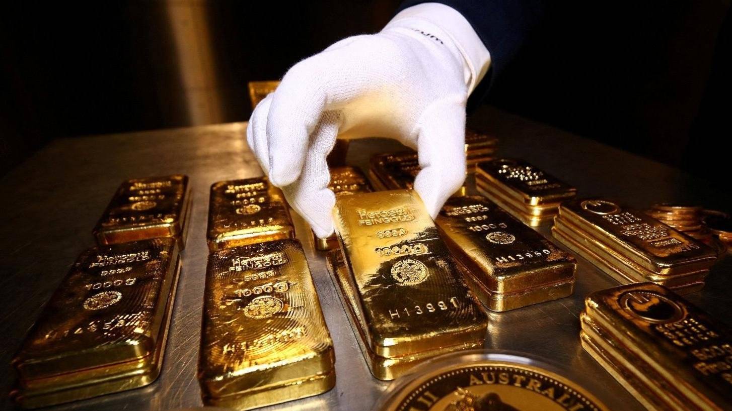 بعد اختراقه حاجز 4 آلاف دولار للأونصة.. الذهب يتراجع