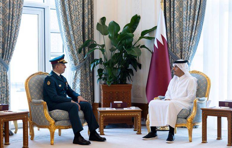 قائد الجيش يزور قطر لبحث تعزيز التعاون ودعم المؤسسة العسكرية