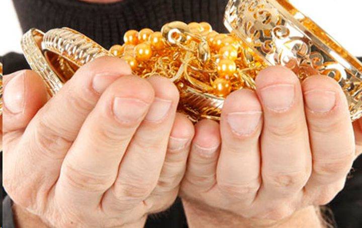 أمام أعين الموظفين.. سرقة 7 كلغ من الذهب