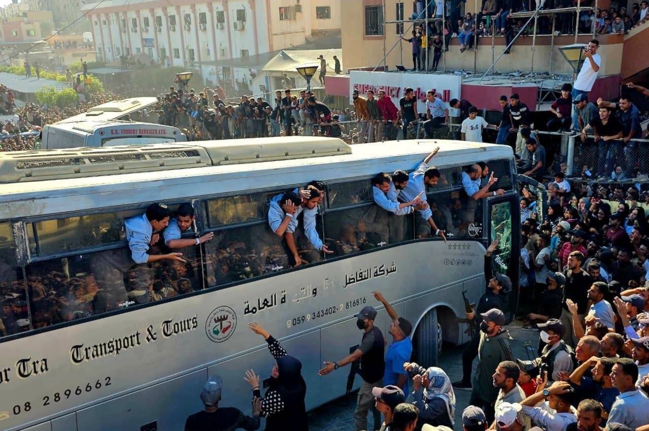 غزة: حشود شعبية تستقبل الأسرى المحررين بموجب اتفاق التبادل