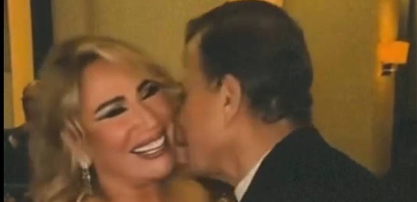 بعمر السبعين.. مخرجة مصرية شهيرة تدخل القفص الذهبي وترقص مع عريسها بأجواء رومانسية