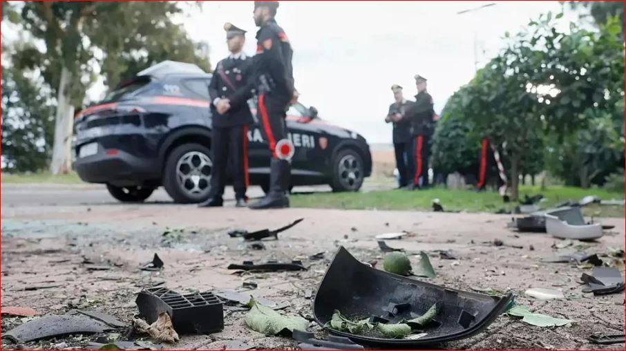 بعبوة ناسفة... استهداف سيارة صحافي شهير في إيطاليا!