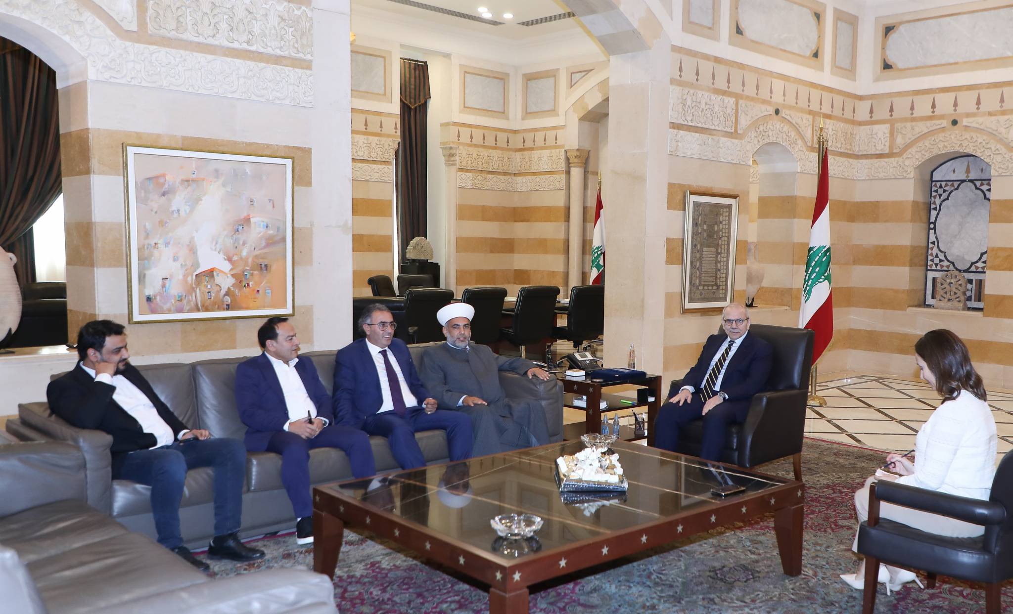 تجار الخضار وداعمون في السراي