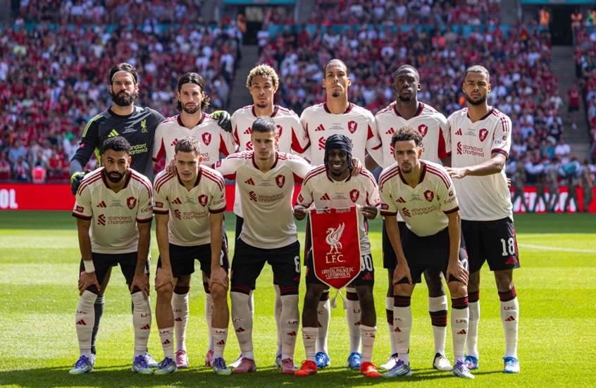 ليفربول بين الضغوط والطموح: صلاح ورفاقه في اختبار الكبرياء