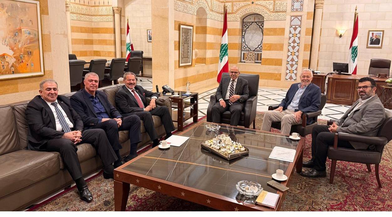 سلام يبحث مع الوفد الفلسطيني أوضاع اللاجئين وتسليم سلاح المخيمات