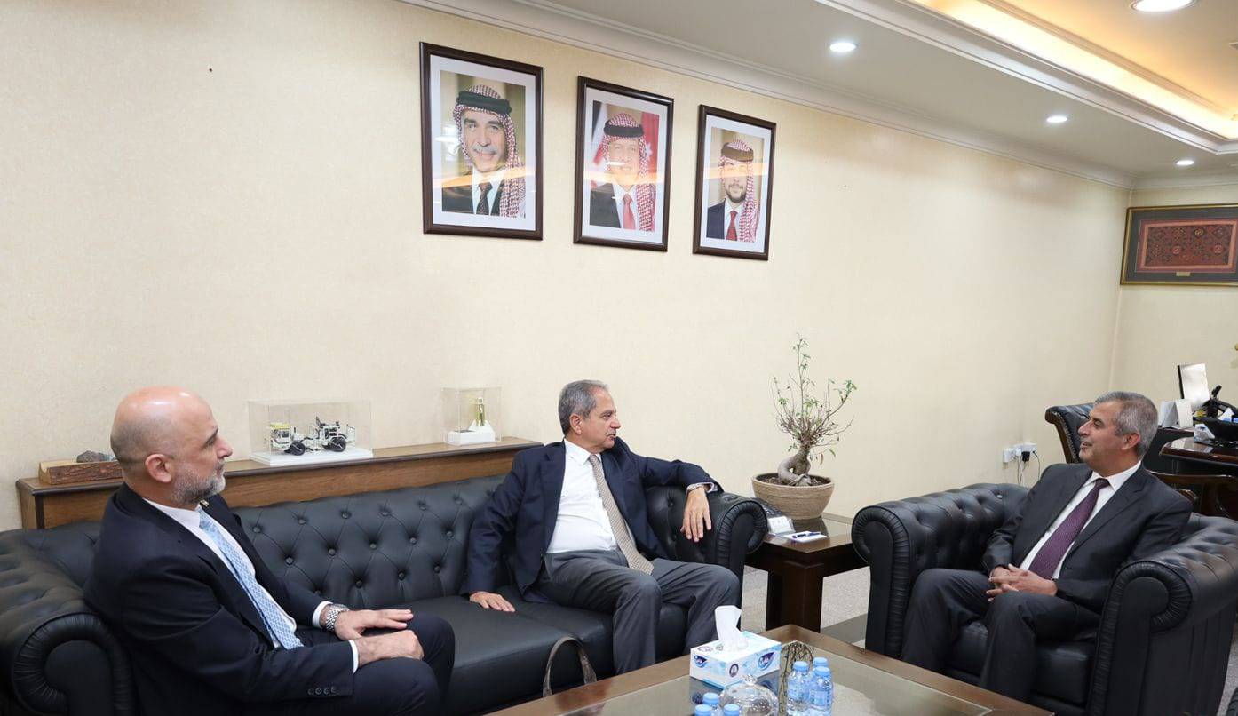 الصدي ونظيره الأردني يبحثان في الربط الكهربائي واستجرار الغاز