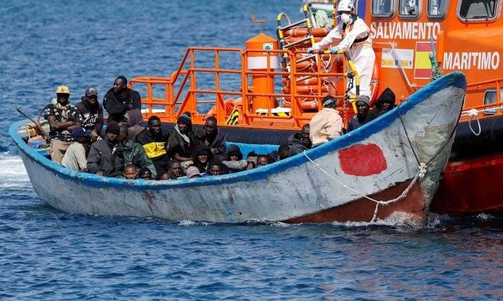إنقاذ عشرات المهاجرين قبالة إيطاليا