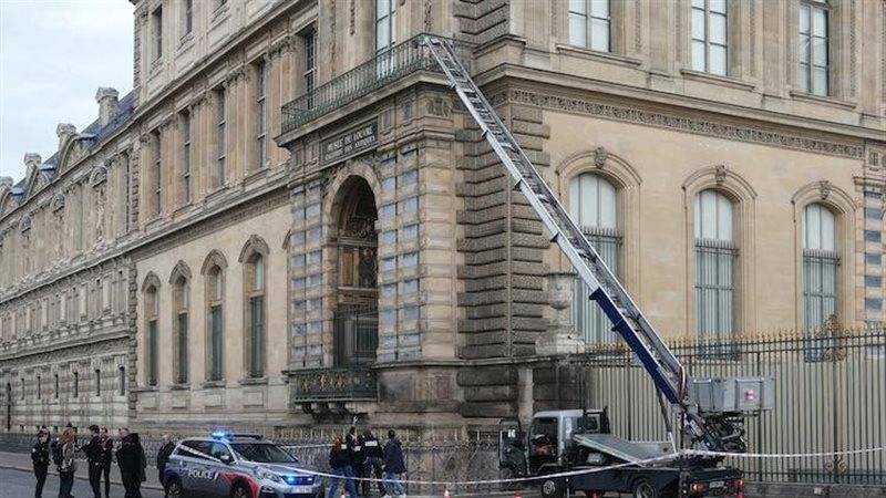 توقيف رجلين بتهمة سرقة مجوهرات تاريخية من متحف اللوفر!