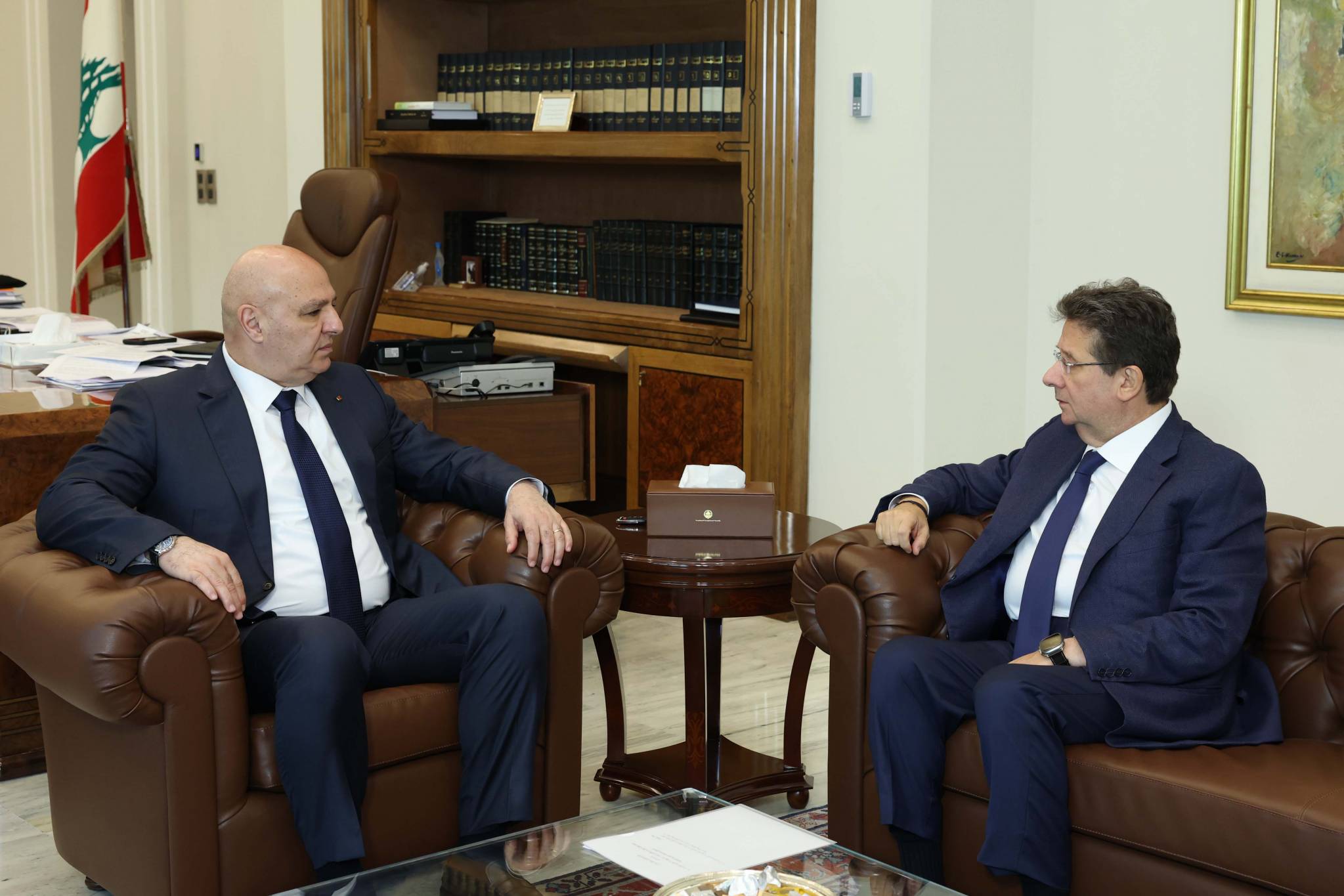 إطلع من كنعان على أجواء زيارته لواشنطن... وتناول مع وفد غرفة طرابلس رؤيتها الإقتصاديّة
رئيس الجمهوريّة: الأمور بدأت تتحرّك باتجاه تطوير العلاقات مع سوريا على مُختلف الصعد
لبنان لا يُريد هبات أو منحاً بل استثمارات... ومُصمّمون على إعادة افتتاح مطار رينيه معوض