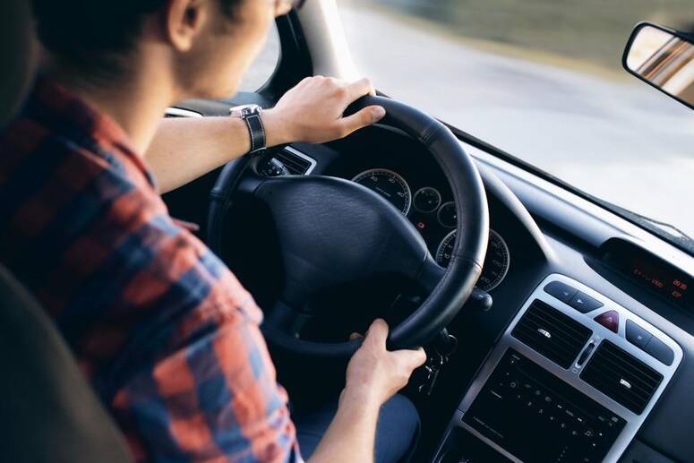 جدل واسع حول تخفيض سن رخصة القيادة من 18 الى 16 سنة ...السلبيّات والإيجابيّات