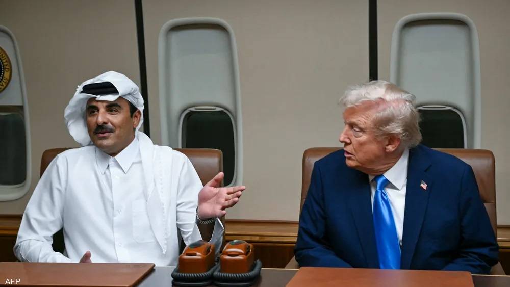 ترامب يجتمع مع الشيخ تميم بن حمد آل ثاني في الطائرة الرئاسية في الدوحة ويؤكد أن قطر حليف عظيم للولايات المتحدة