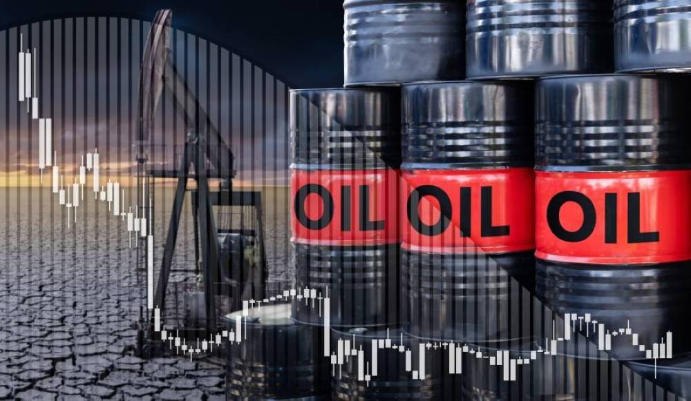 أسعار النفط تنخفض مع قوة الدولار ووفرة المعروض