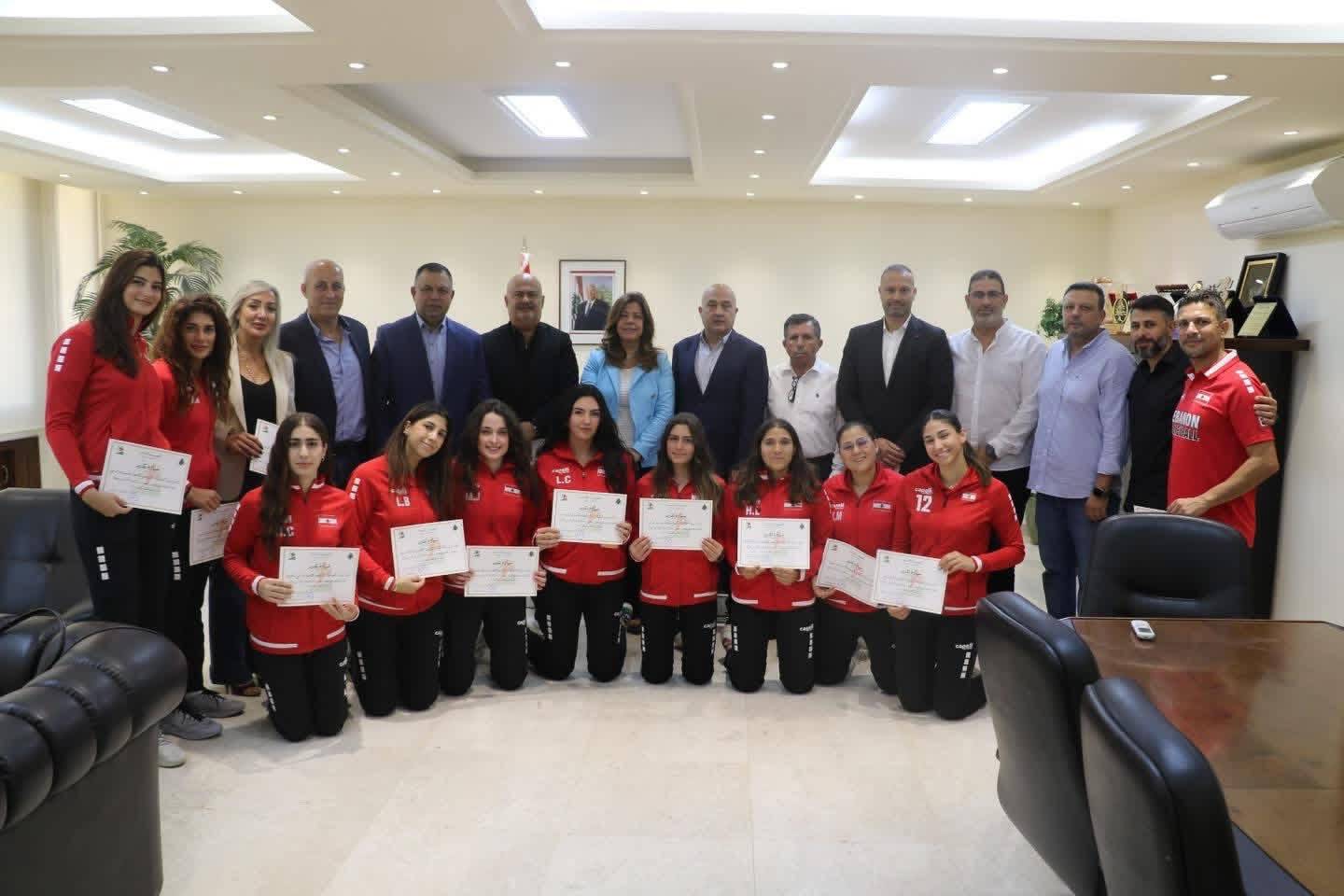 وزيرة الشباب والرياضة
كرّمت منتخب سيدات الكرة الطائرة