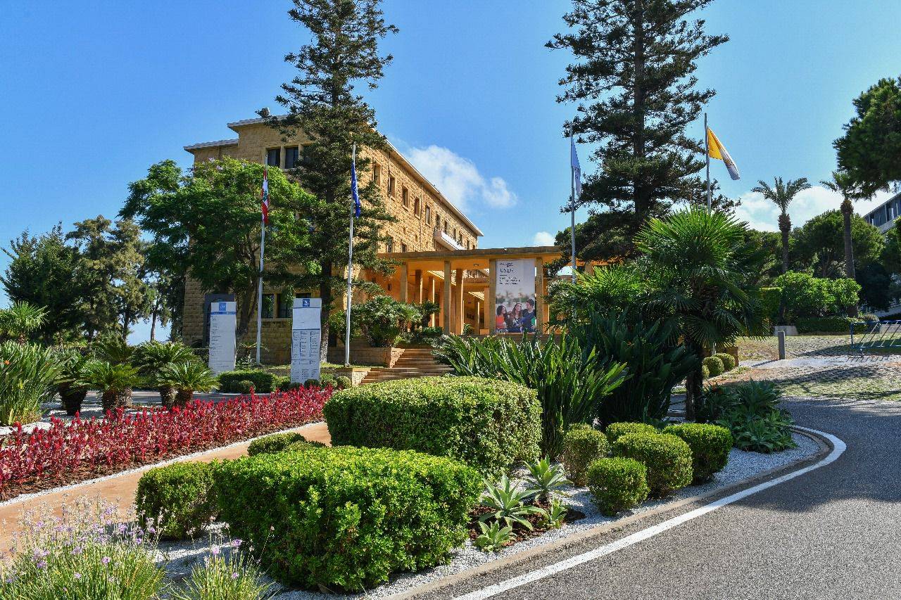 بيان صادر عن رئيس جامعة الروح القدس – الكسليك الأب البروفسور جوزيف مكرزل حول رحيل الخريج إيليو أبو حنّا