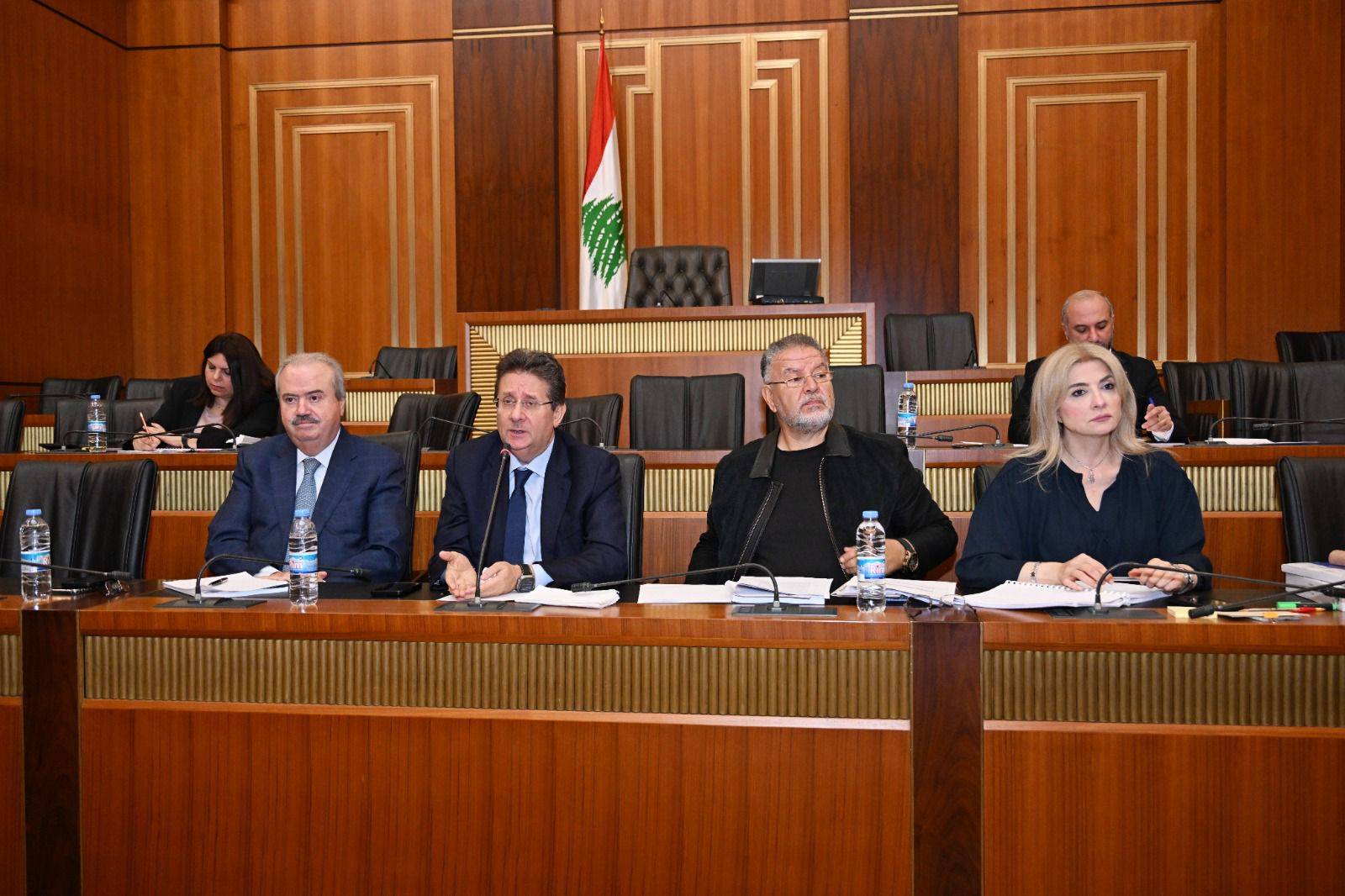 لجنة المال أنهت النقاش العام في مشروع الموازنة...

 الفذلكة والمواد القانونية إلى الجلسة المقبلة

كنعان: نجدّد ثوابتنا بعدم المسّ بالودائع القانونية...