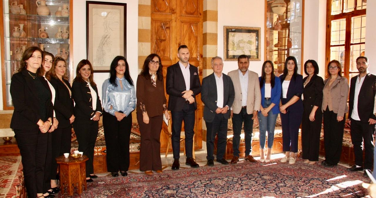 جنبلاط تابع قضايا إنمائيّة ومطالب القرى
مع وفود أهليّة وبلديّة زارته في المختارة
