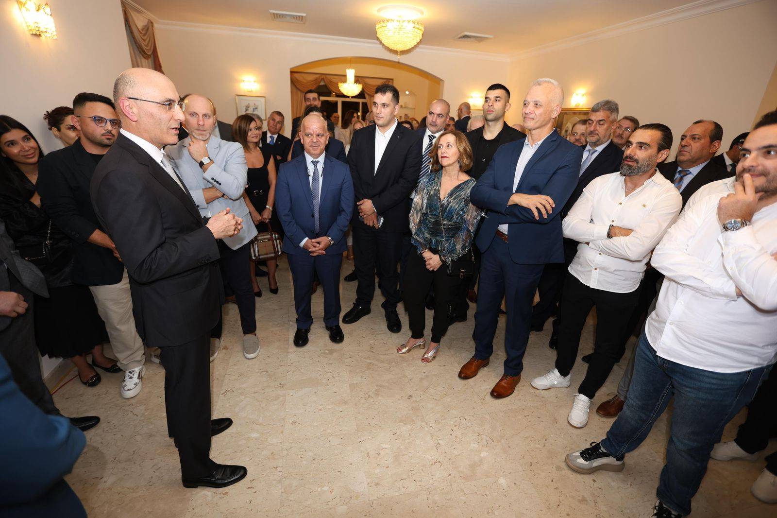 الحجار امام الجالية اللبنانية في البحرين: نعمل بجدية وحزم لبسط سلطة الدولة بقواها الذاتية حصرا