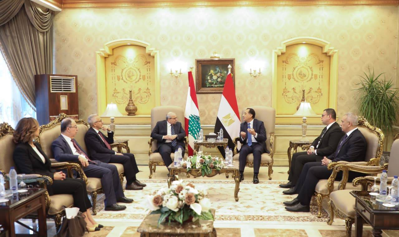 سلام يصل القاهرة مع وفد وزاري