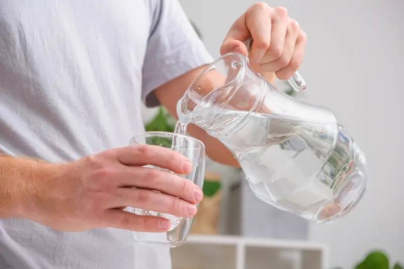لماذا يُنصح ببدء يومك بكوب ماء؟ إليك ما يقوله العلم