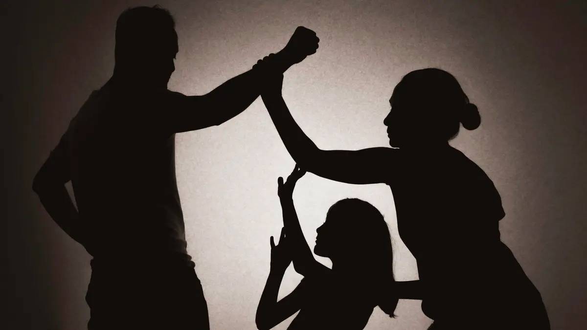 قرار ظني ضد  أب يُعنّف ابنتيه وزوجته بوحشيّة ... والدولة تدّعي للمرّة الأولى دفاعاً عن الطفولة