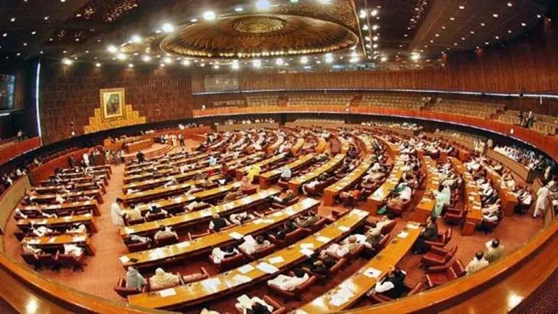 باكستان تُقر تعديلًا دستوريًا يوسع صلاحيات الجيش ويقلص نفوذ المحكمة العليا