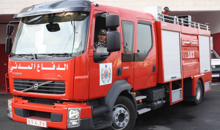 عناصر الدفاع المدني يؤمّنون سلامة المواطنين الذين غادروا منازلهم بعد الهزّة الأرضيّة
