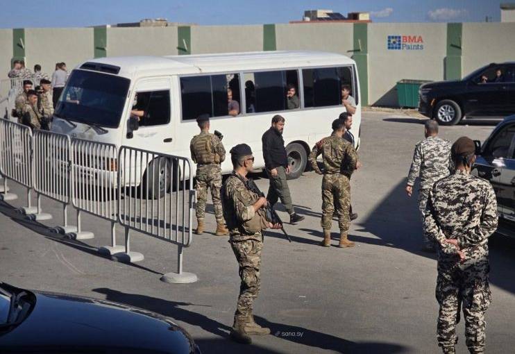 سوريا تسلّم 17 لبنانياً احتُجزوا بعد دخول المياه الإقليمية بشكل غير شرعي