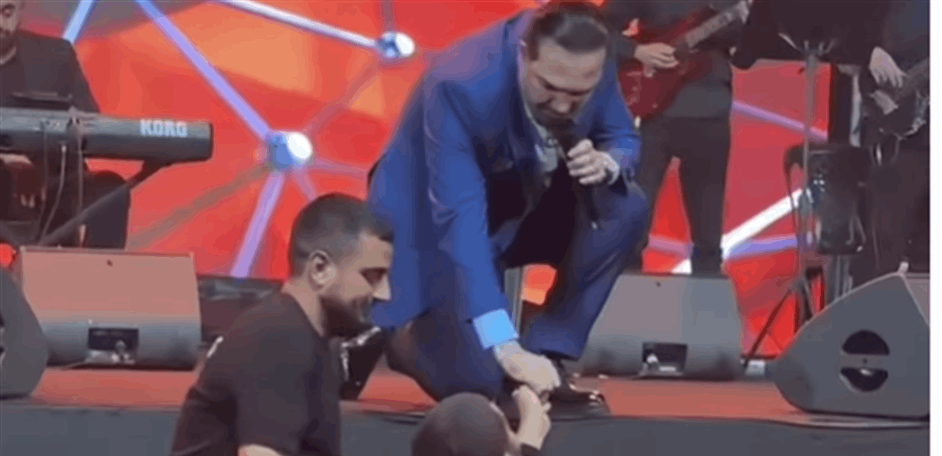 تواضع وائل جسار يأسر القلوب.. هذا ما فعله مع أحد ذوي الاحتياجات الخاصة خلال حفل له