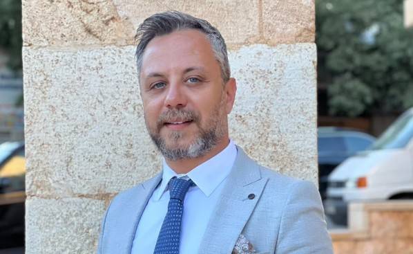 ليلة من الأناقة والجمال… إيلي فارس يبهر الجمهور في “غلامور شو 2025”