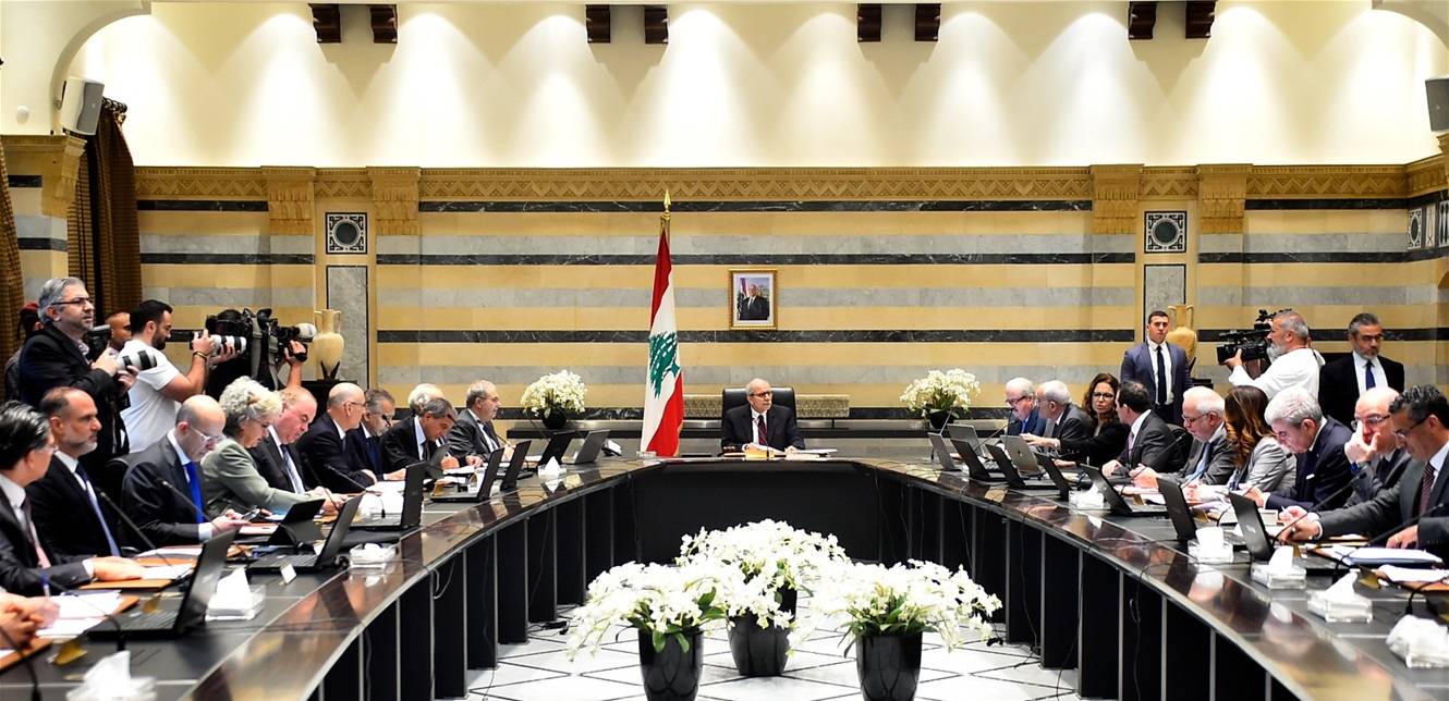 مجلس الوزراء يقرّ منحًا للعسكريين ويعيّن مديرًا عامًا للصناعة وسط بحث تمديد تسجيل غير المقيمين