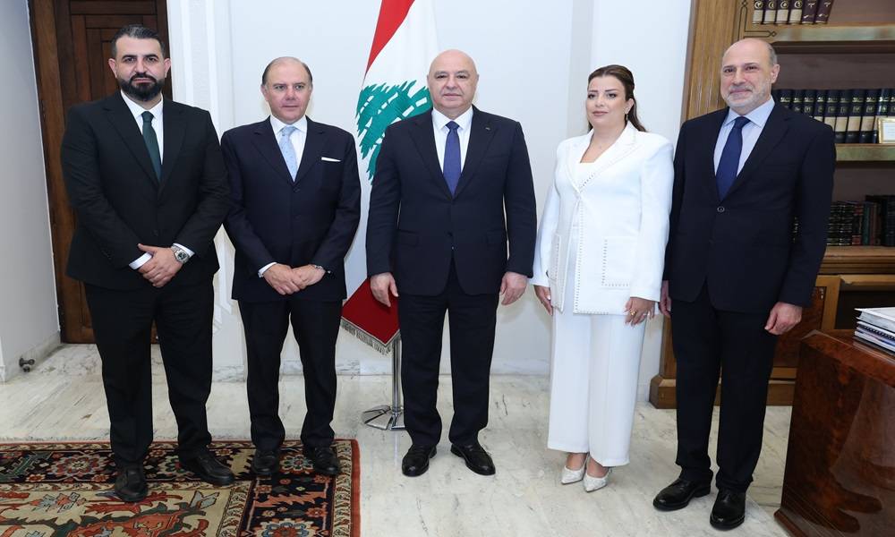 حاكم مصرف لبنان يقسم اليمين أمام عون.. والرئيس يوقّع مشروع التعديل