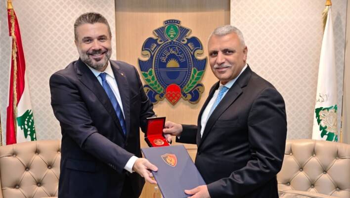 شقير تسلّم من قنصل ألبانيا في لبنان
وسوريا والأردن ميداليّة الشرطة الألبانّيّة