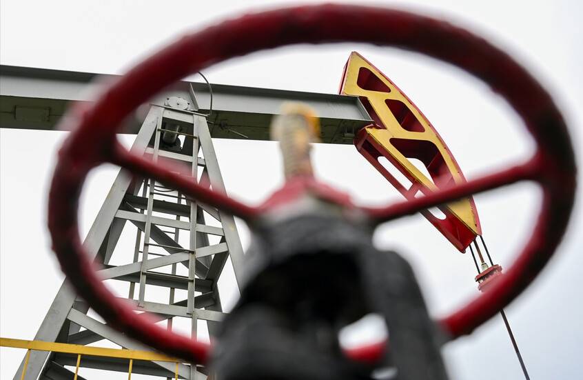 النفط تراجع بفعل فائض المعروض