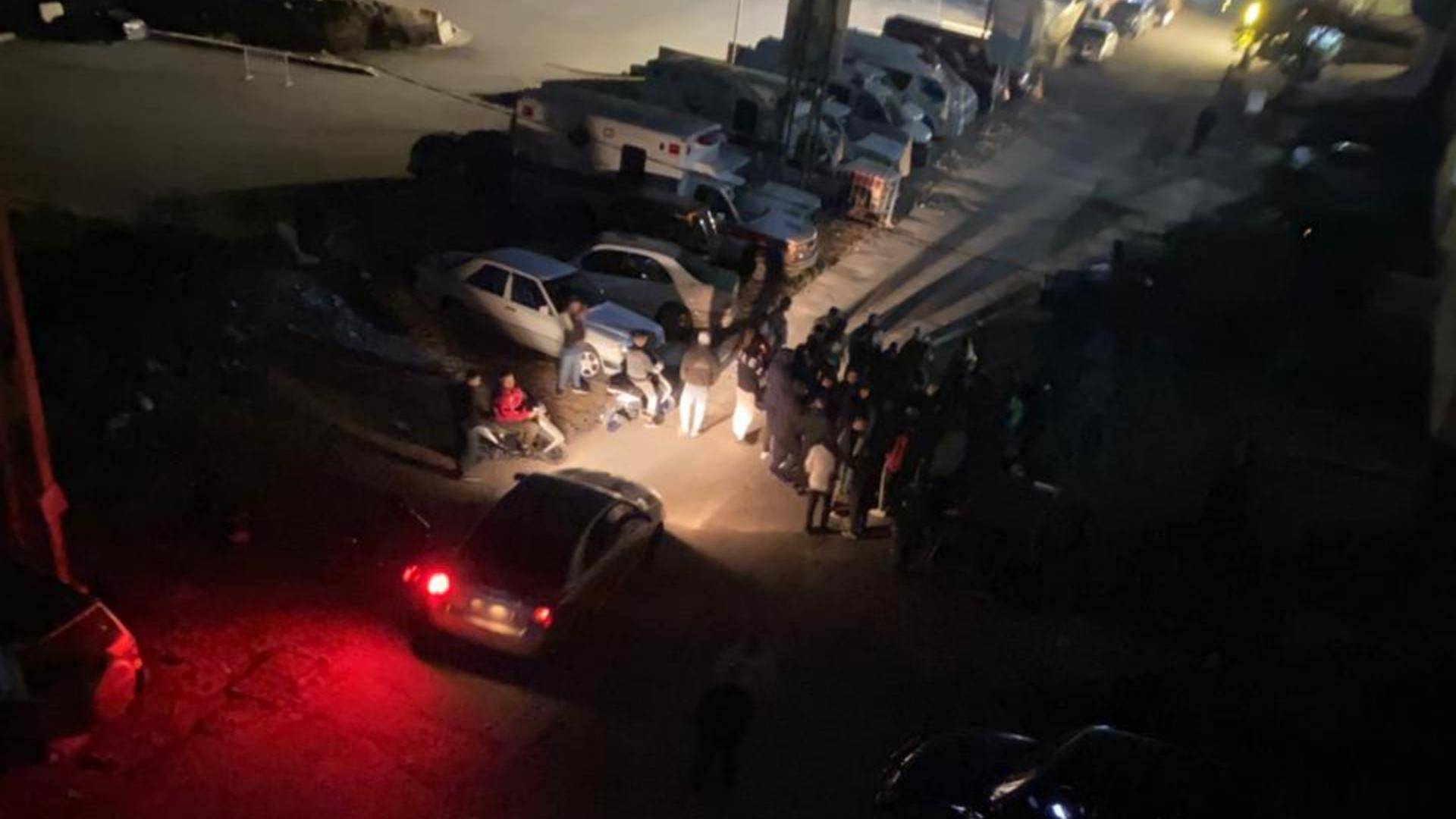 تجمّع لمناصري حزب الله أمام منزل شعيب