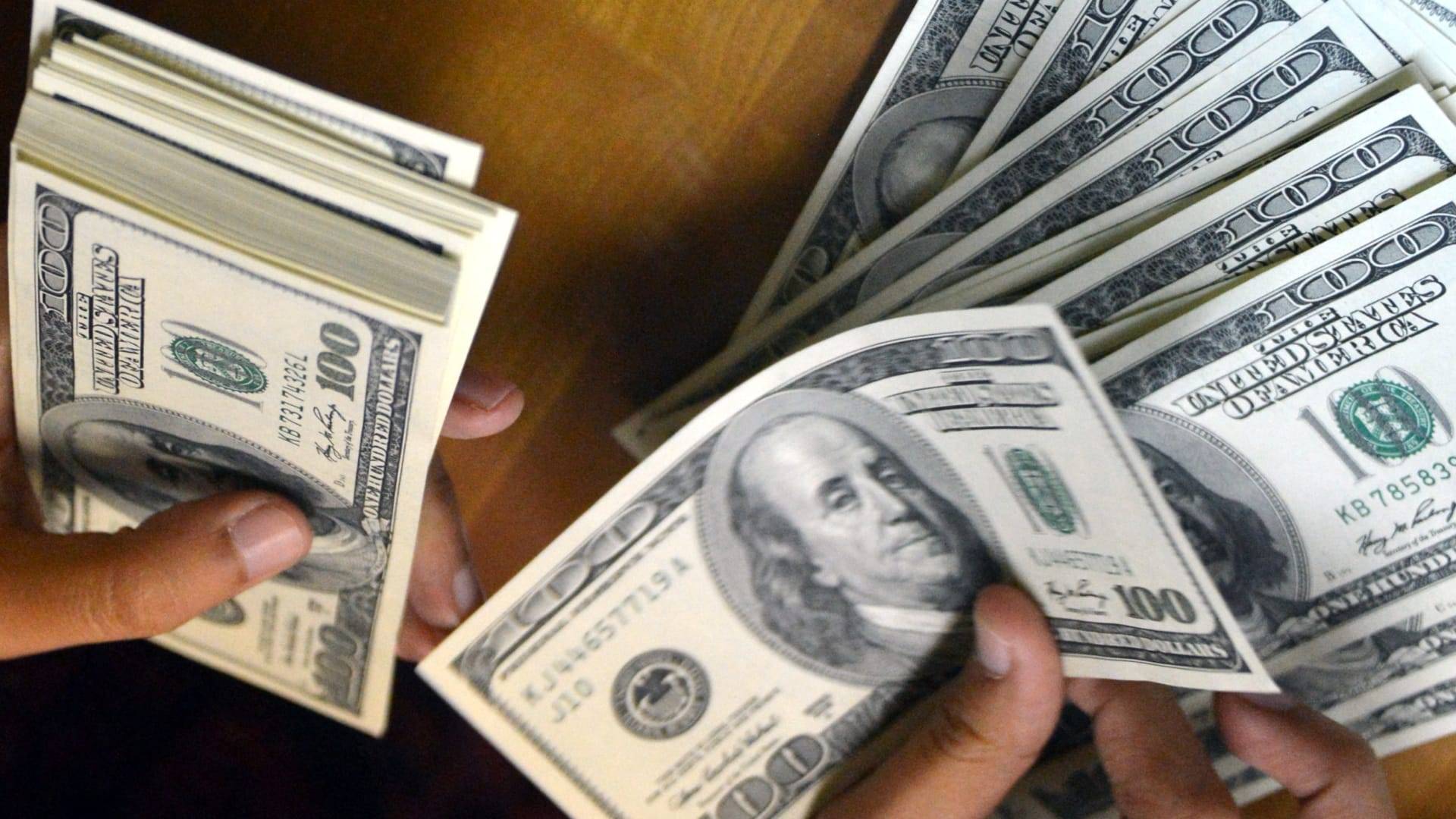 لبنان في طليعة الدول الأغلى عالميًّا… ارتفاعٌ جنونيّ في الأسعار… وأجور بلا قيمة.
الأسواق تعمل بلا ضوابط... التجّار يتلاعبون... الرقابة صفر... والمواطن يدفع الثمن