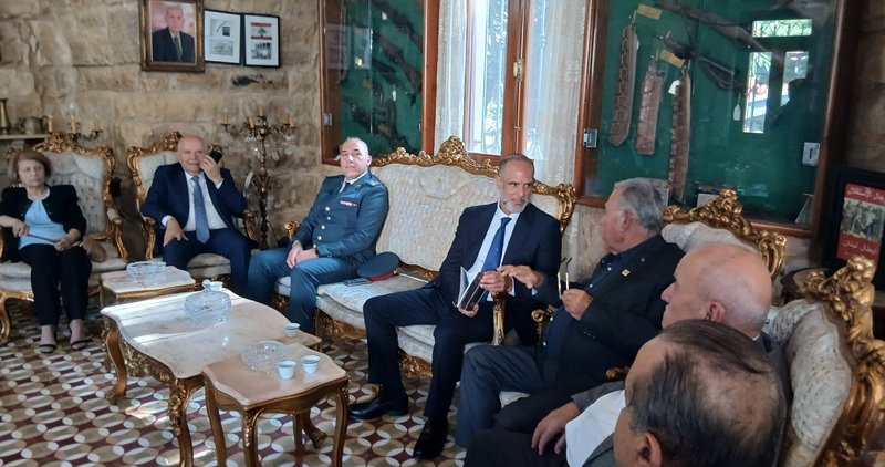 رسامني زار بيت الاستقلال في بشامون: الجيش رمز الوحدة الوطنية