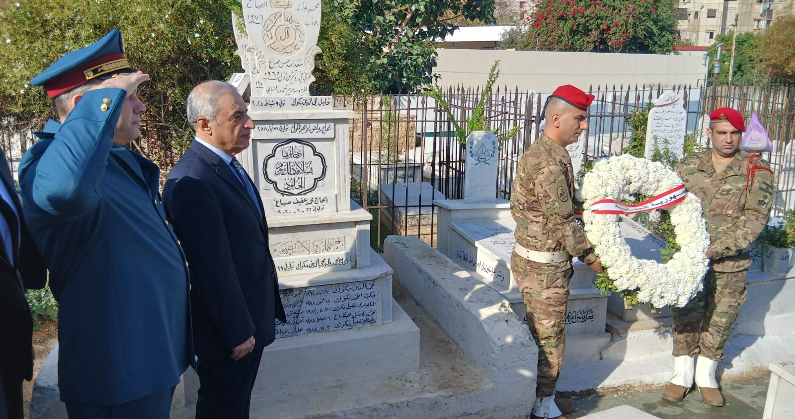 هاشم يضع إكليلا على ضريح عدنان الحكيم: ننتظر الاستقلال الكامل