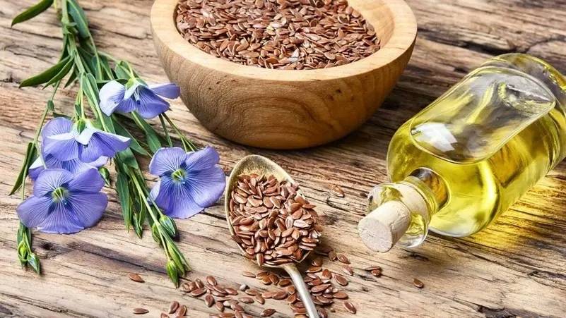 زيت بذور الكتان… كنز طبيعي لترطيب البشرة وتجديد الخلايا